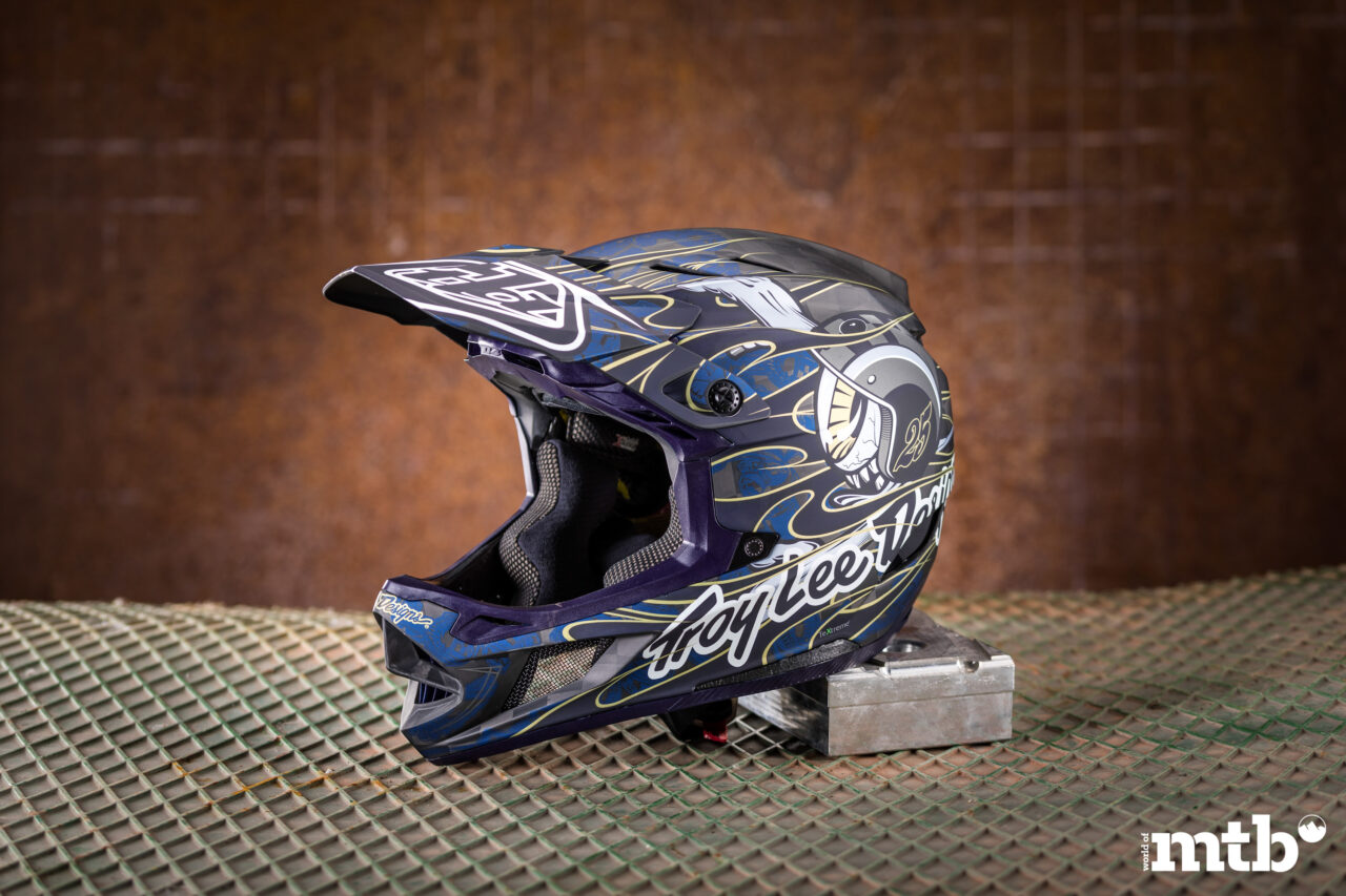 TROY LEE DESIGNS D4 Carbon Helmet Mips